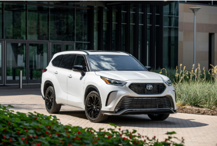 2025 Toyota Highlander bold exterior design showcasing sharp lines and sophisticated front grille.